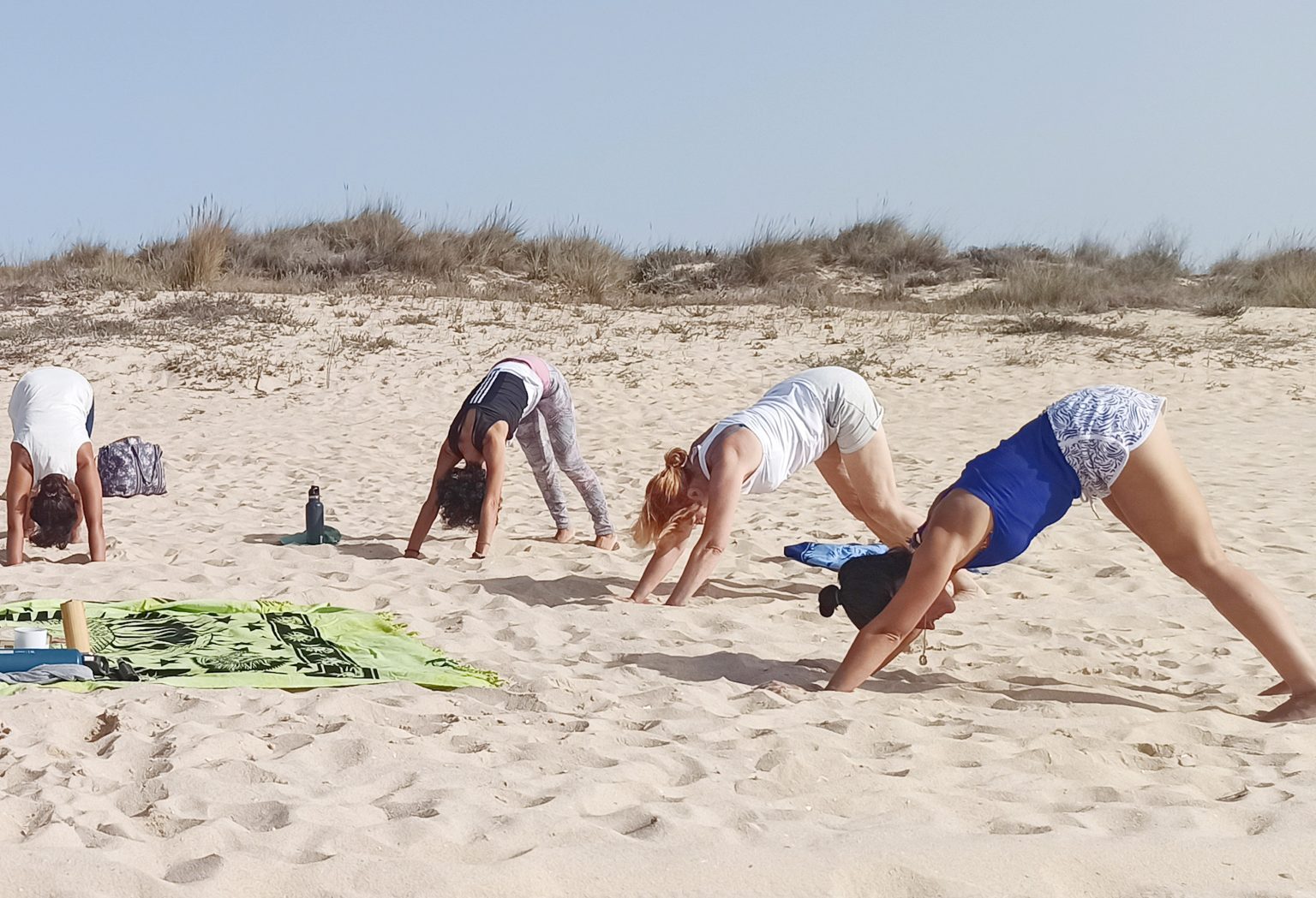 aula yoga na praia em portimão